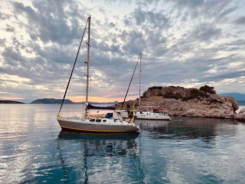 " Boote liegen im ruhigen Wasser in Griechenland