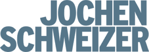 Dieses Bild zeigt das Logo von „jochen schweizer“ in großen Großbuchstaben und Blockschrift. Der Text ist in verschiedenen Grün- und Blautönen gehalten und suggeriert damit Themen wie