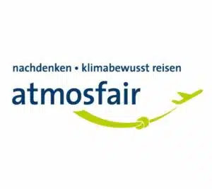 Logo von „atmosfair“ mit stilisiertem Text neben der Grafik eines grünen Segelboots mit geschwungener Spur, unterstrichen durch „nachdenken • klimabewusst re