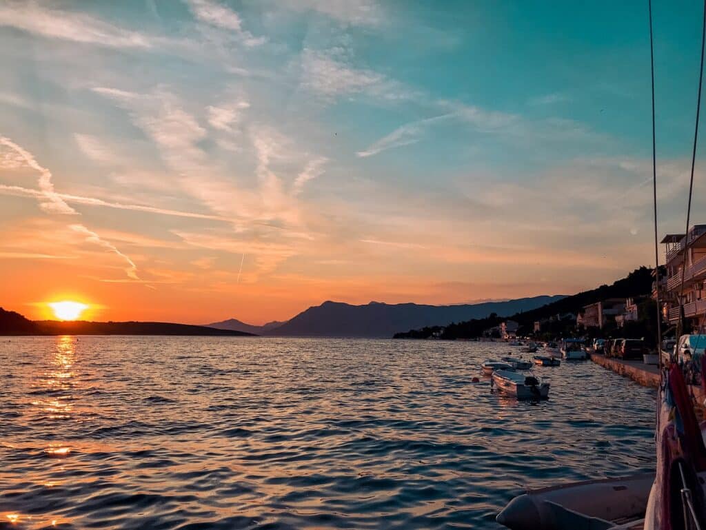 Ein perfekter Sonnenuntergang an Bord der Segelyacht genießen l sailwithus