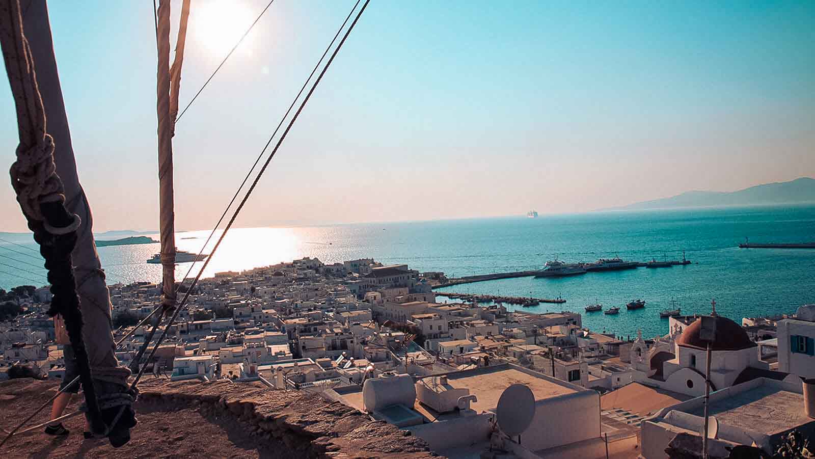 Traumhafte Aussicht über griechische Hafenstadt