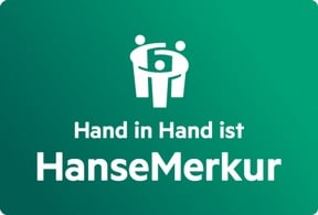 Logo der HanseMerkur auf grünem Hintergrund mit dem Slogan „Hand in Hand ist HanseMerkur“ und einem Symbol zweier sich an den Händen haltender Figuren über einem Mülleimer als Symbol für Teamarbeit