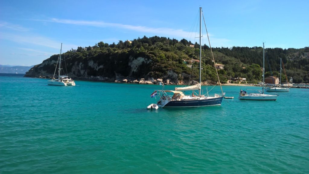 Segeln in türkisem Gewässer bei Korfu