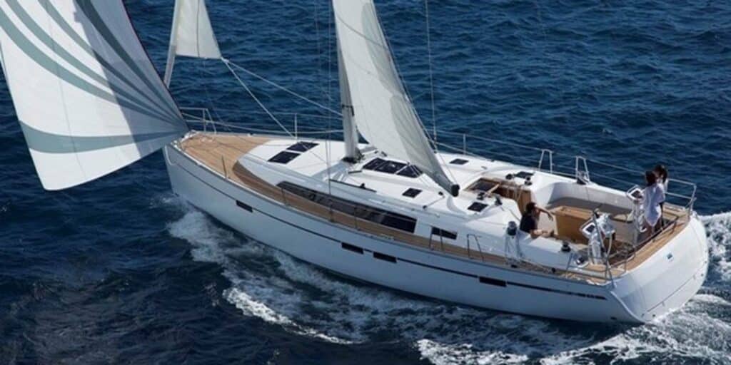 Segelyacht mit Crew an Deck – typische Situation beim Kojencharter