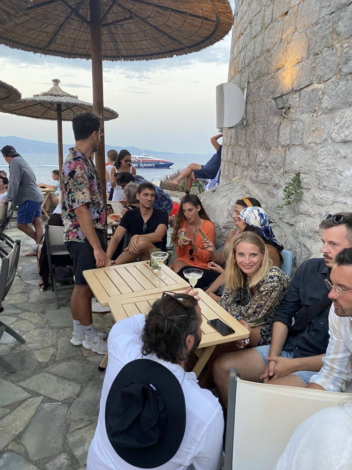 Gruppe an Teilnehmern in einem griechischem Restaurant