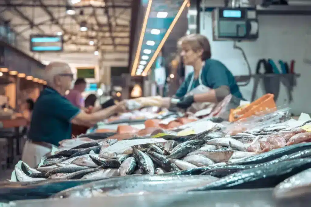 Frischer Fisch und Sardinen auf einem Marktstand in Palma de Mallorca beim segelurlaub spanien sailwithus