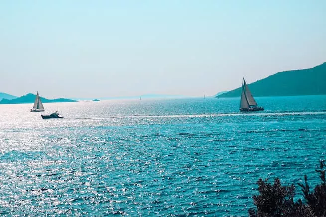 Glitzern auf dem adriatischen Meer Kroatiens