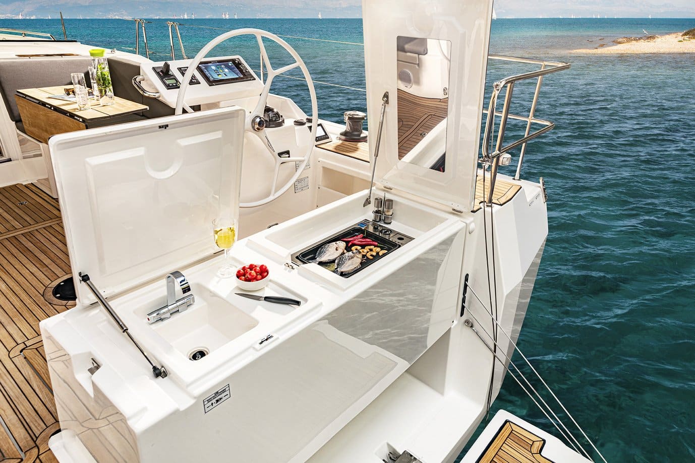 Ein luxuriöses Yachtcockpit mit Steuerrad, Navigationsgeräten und einer Außenküche mit offenem Grill und einem Glas Champagner. Blaues Meer und klarer Himmel im Hintergrund, perfekt für einen Segeltörn.