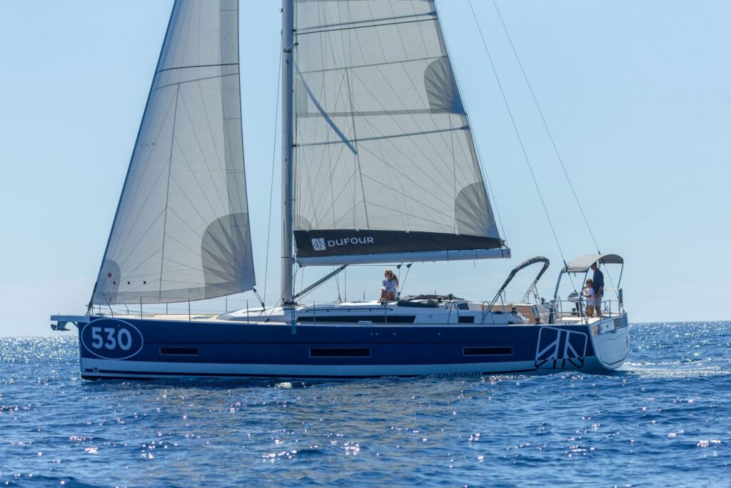 Blauwasser-taugliche Segelyacht Dufour 530 segelt mit vollen Segeln über das offene Meer