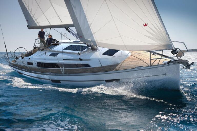 Ein elegantes, weißes Segelboot gleitet mit voll ausgefahrenen Segeln schnell durch den Ozean und ist ein Beispiel für das ideale Yachtcharter-Erlebnis. Das Boot navigiert an einem sonnigen Tag durch blaue, leicht unruhige Gewässer. Auf dem Deck sind zwei Personen zu sehen, die die Fahrt genießen. Im Hintergrund sind der Horizont und ein klarer Himmel zu sehen.