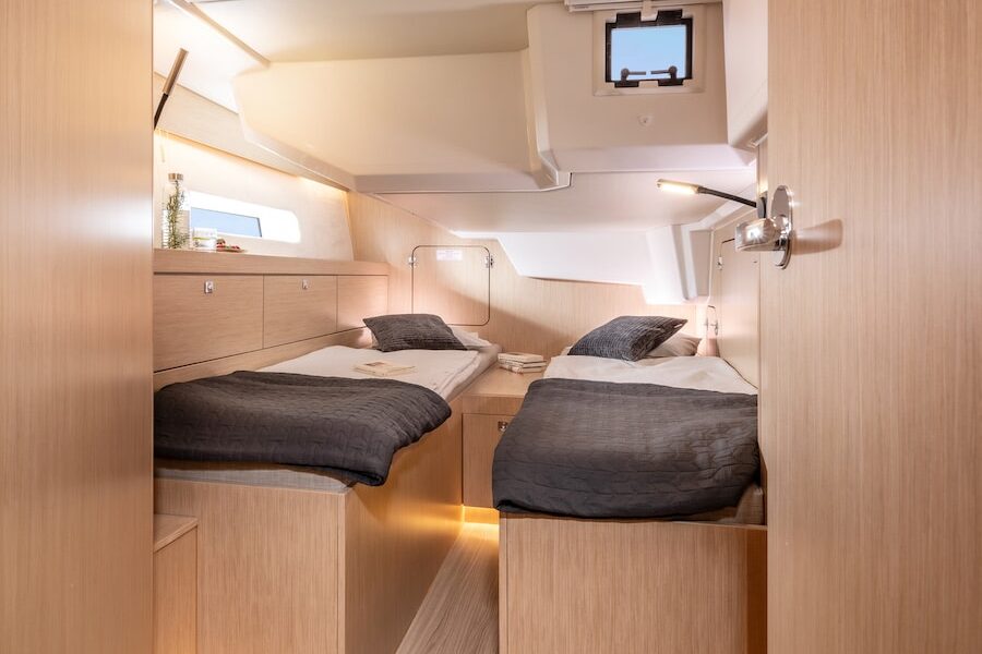 Beispiel für die Packliste beim Mitsegeln, da Koje gezeigt wird, welche klein ist. Wunderschönes Zimmer mit Betten auf einem Segelboot. 