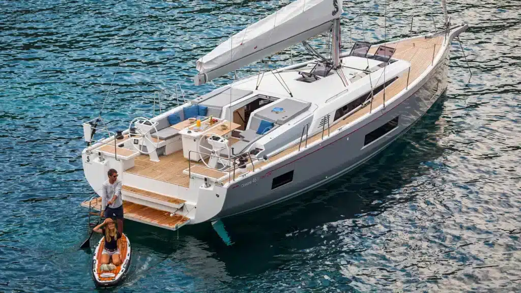 Beneteau Oceanis 46.1 Segelyacht mit Beiboot Vogelperspektive Hafen sailwithus Segelurlaub