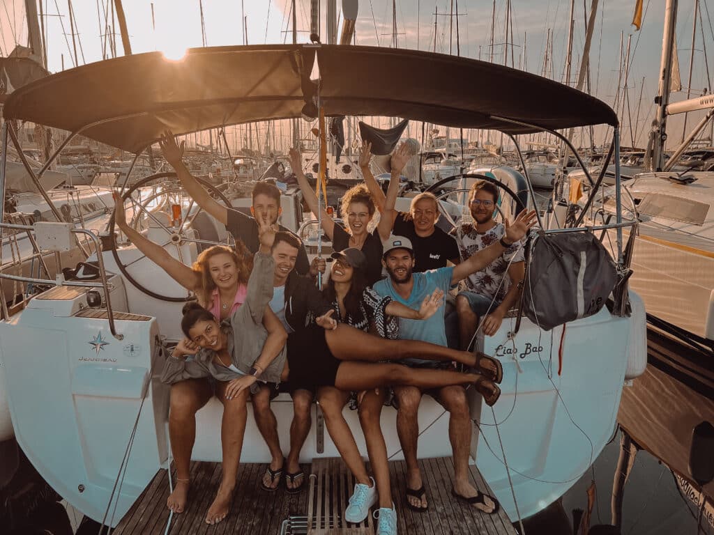 Crew arbeitet gemeinsam an Deck einer Segelyacht