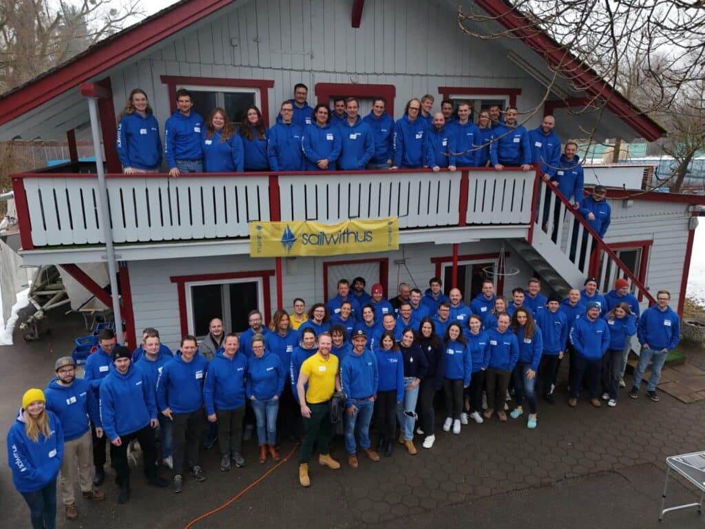Crew genießt das Bordleben auf einem sailwithus-Segeltörn