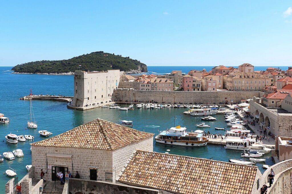 Der Alte Hafen von Dubrovnik mit Stadtmauern und Booten