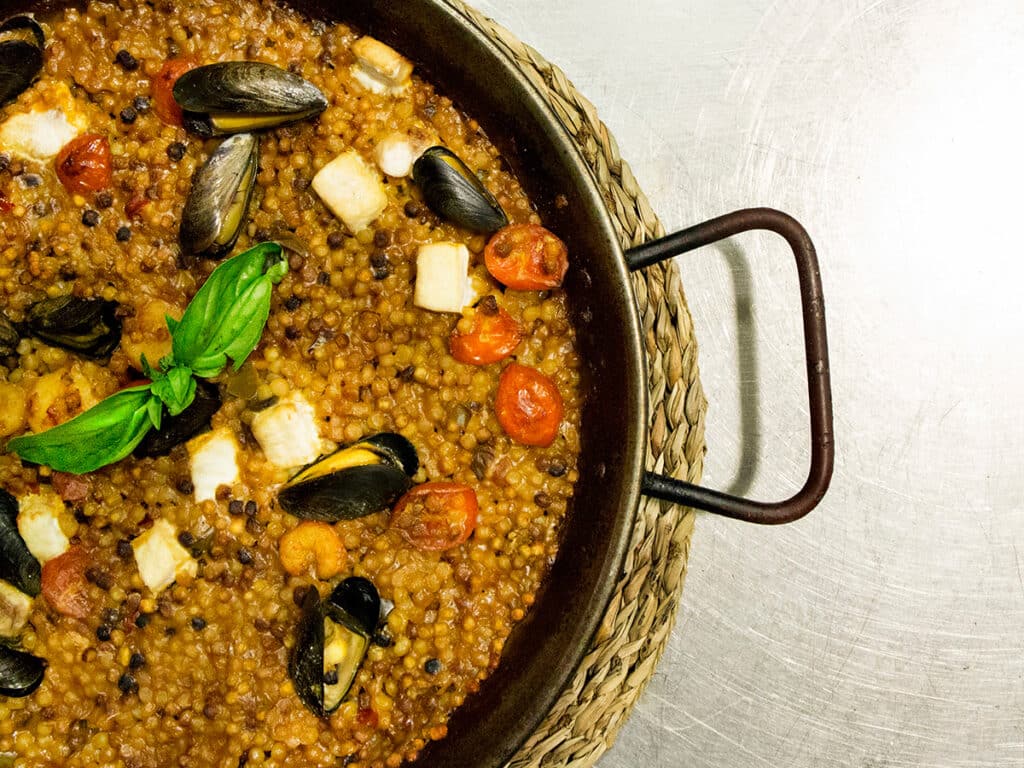 Fregola sarda mit Meeresfrüchten