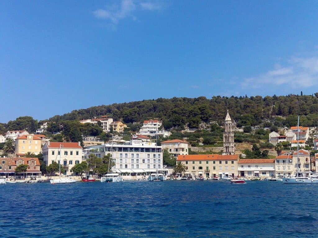 Blick vom Wasser auf den Hafen und die Stadt Hvar