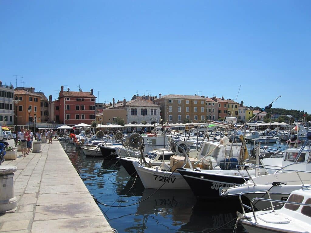 Hafen von Rovinj in Istrien mit Fischerbooten