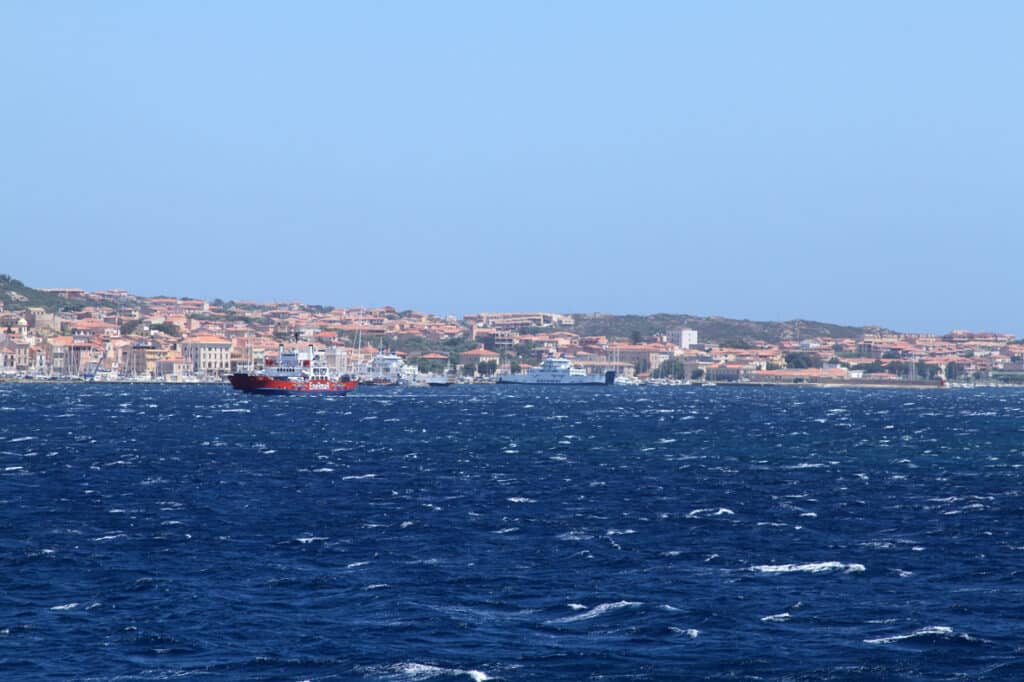 Der Hafenort La Maddalena auf Sardinien