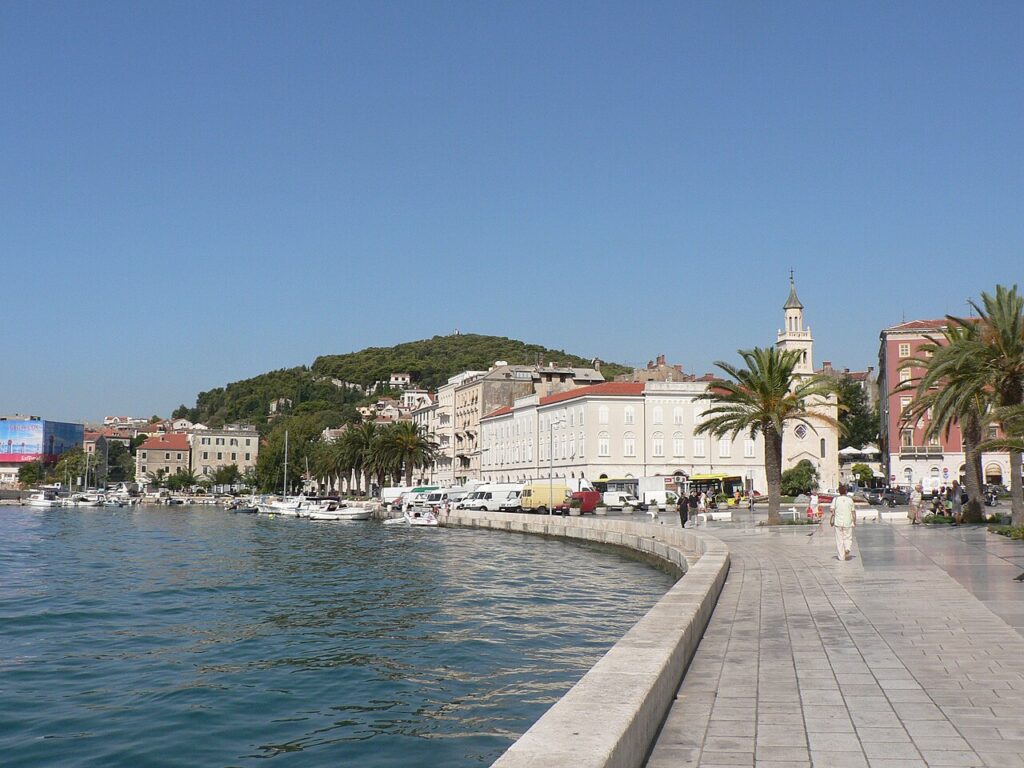 Die Riva-Uferpromenade von Split mit Palmen und Booten
