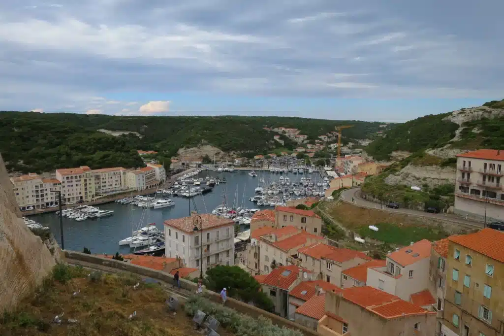 Der Hafen von Bonifacio auf Korsika mit Yachten
