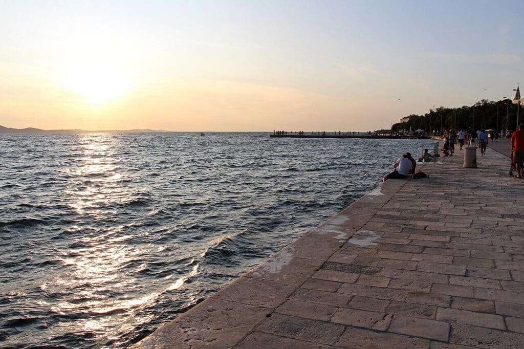 Uferpromenade Riva von Zadar bei Sonnenuntergang