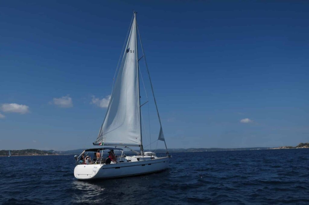 Bavaria 51 Segelyacht unter strahlend weißen Segeln auf blauem Meer zwischen Sardinien und Korsika – segeltörn sardinien sailwithus