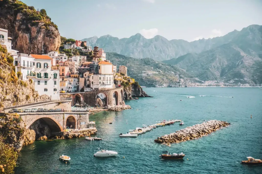 Historische Häuser der Amalfiküste an Felsenklippen mit Hafen – sailwithus segelreise italien amalfi